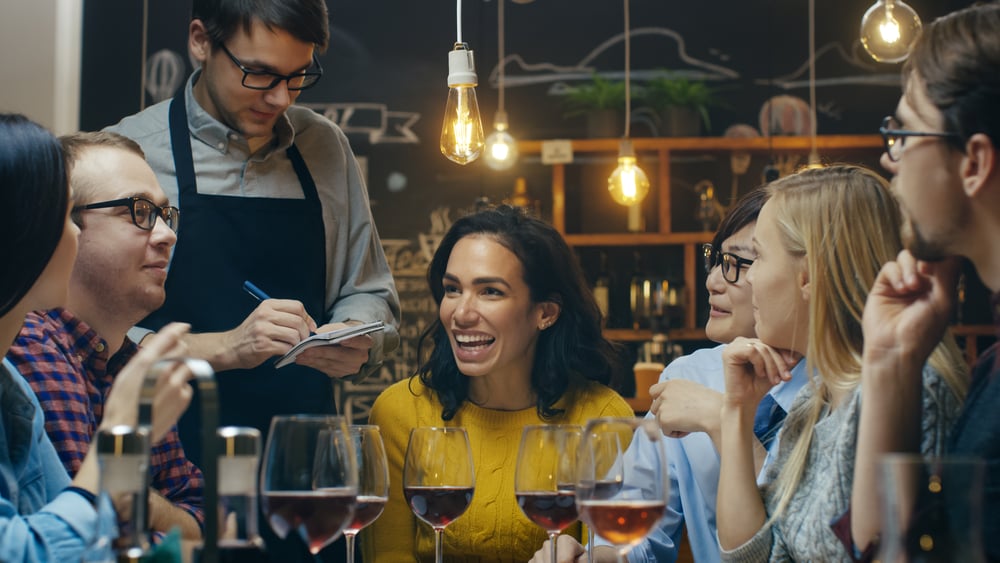 와인 주문과 함께 레스토랑에 앉아 있는 사람들의 그룹 사진 네덜란드 와인