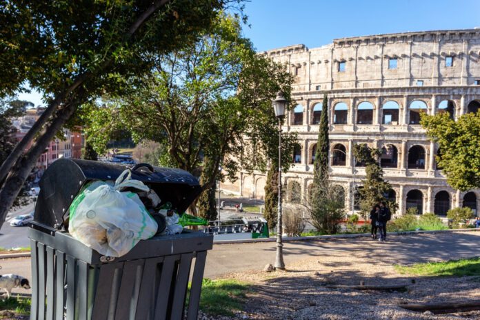 Overflowing-rubbish-in-Rome-Italy-in-front-of-Colosseum