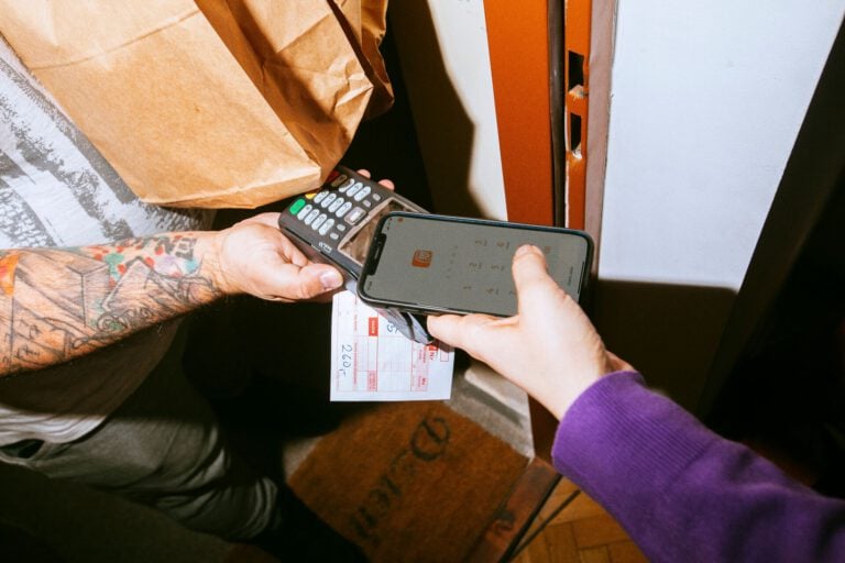 Overhead-view-of-person-using-ING-app-to-pay-contactless-for-take-away-food