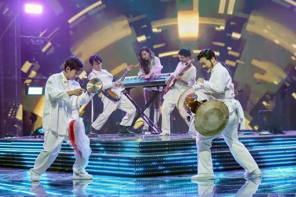 Kpop-band-performing-museum-leiden