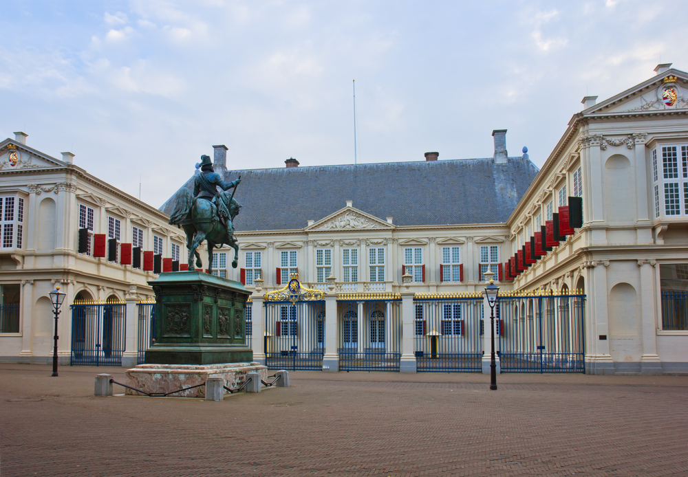Noordeinde-Palace-in-The-Hague-with-statue