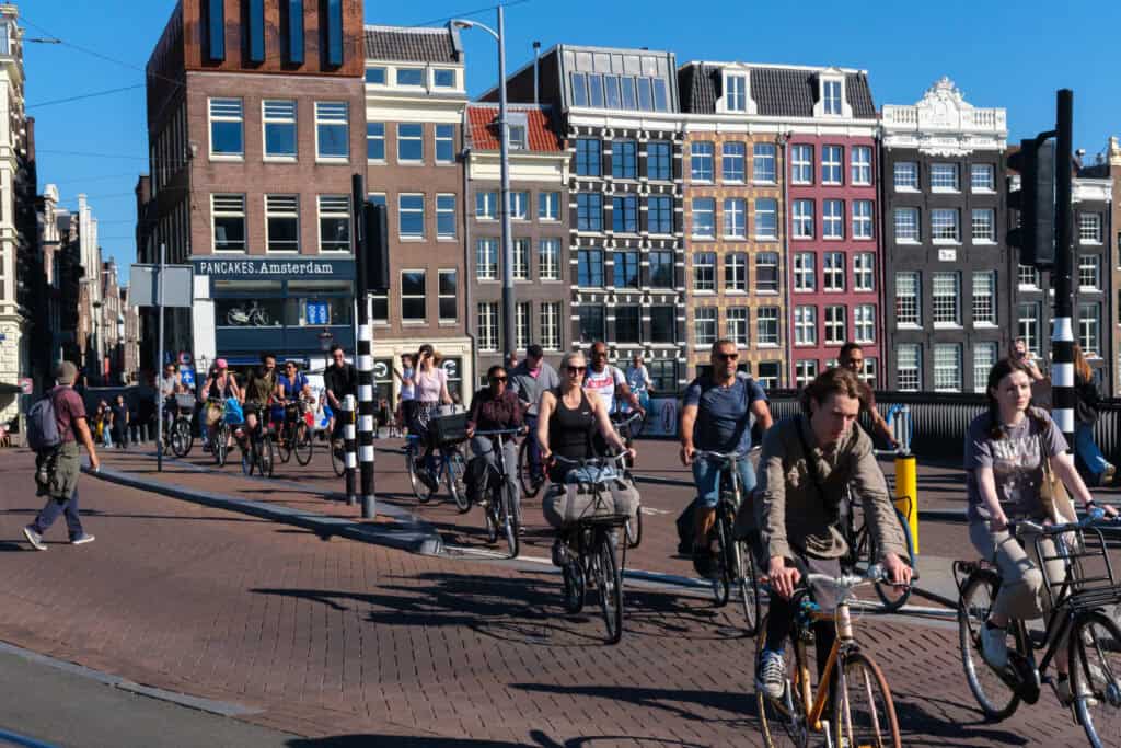 People-cycling-in-Amsterdam-during-rush-hour