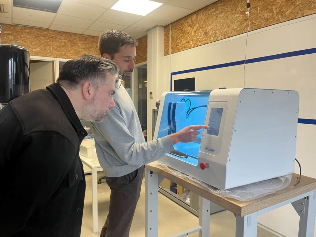 People-looking-at-doser-3d-printer-in-leiden