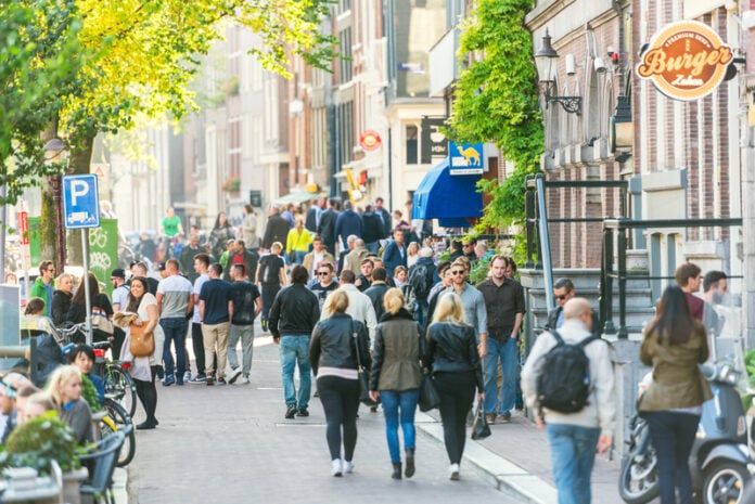 People-walking-along-a-busy-street-in-central-Amsterdam