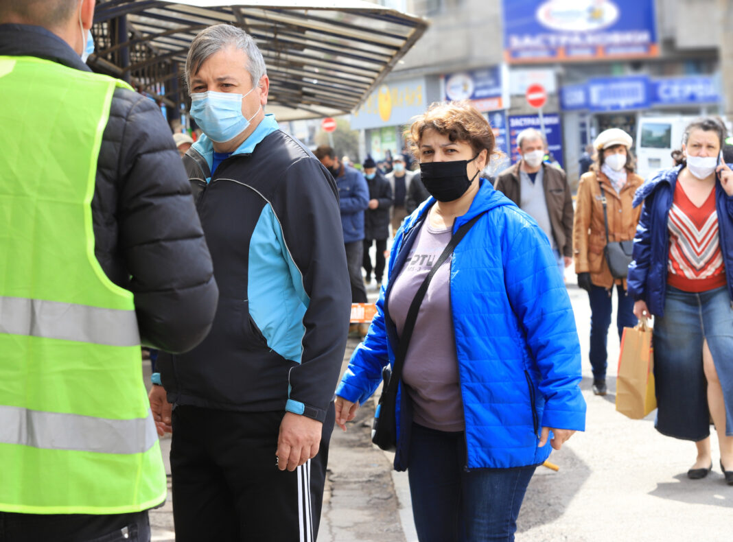 Group-of-people-wearing-face-masks-outdoots