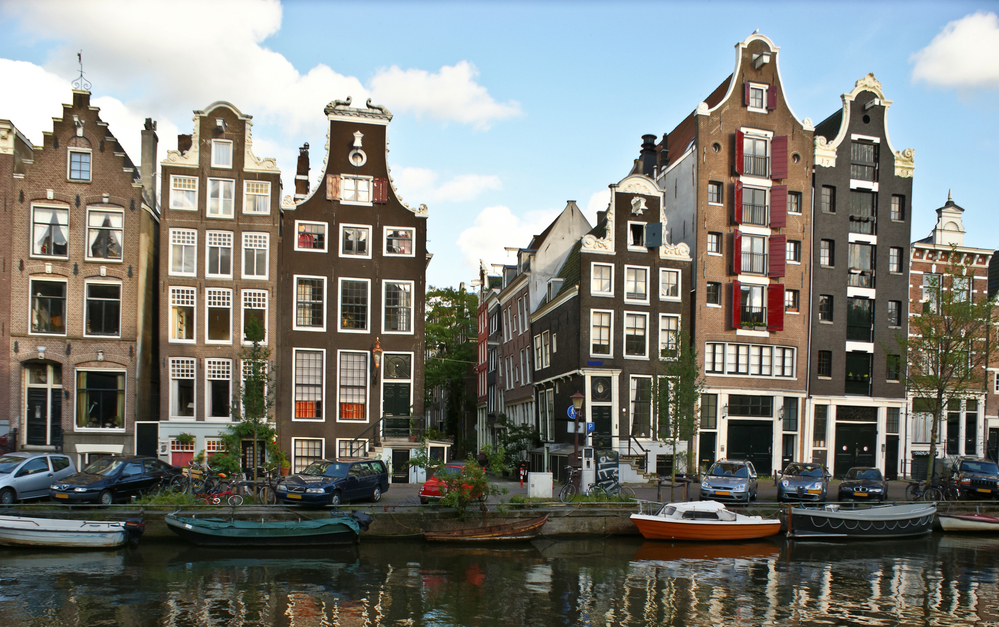 Photo-of-old-canal-houses-in-the-Netherlands