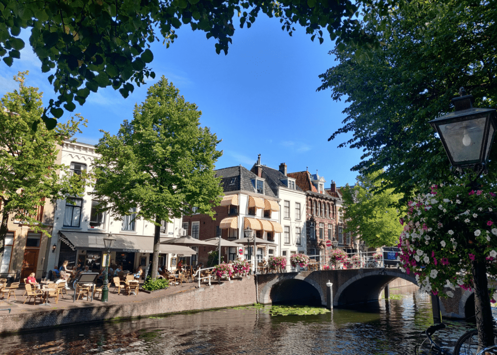 Image of the Rapenburg on a sunny day in Leiden