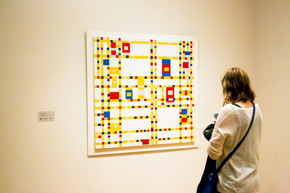 Woman-standing-in-front-of-Piet-Mondrian-painting-in-art-museum