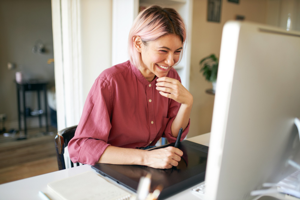 woman-smiling-at-desktop-happy-online