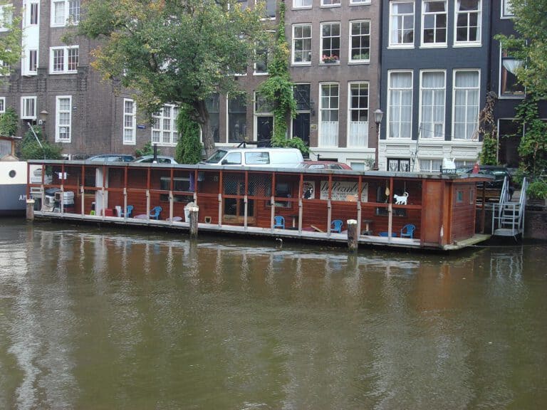 Did you know Amsterdam has a boat full of cats? Introducing De Poezenboot