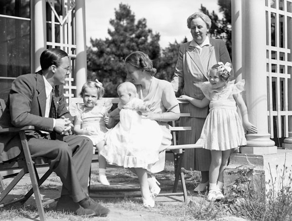 black-and-white-photo-ofPrincess-Juliana-holding-Princess-Margriet-1943-surrounded-by-family