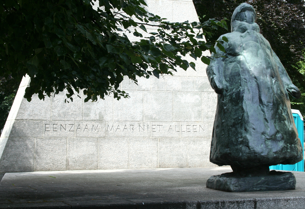 picture-of-a-Queen-Wilhelmina-statue-in-The Hague