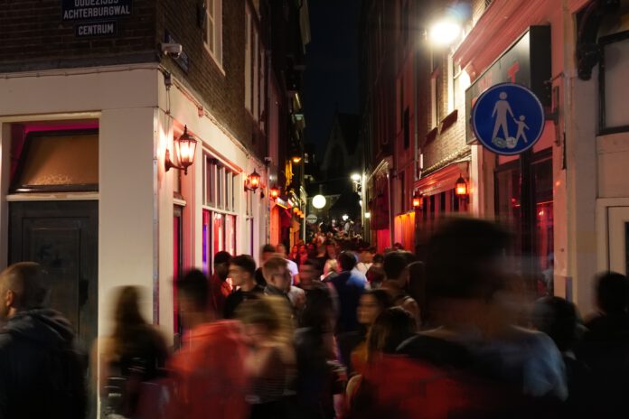 busy-street-in-amsterdam-red-light-district-by-night