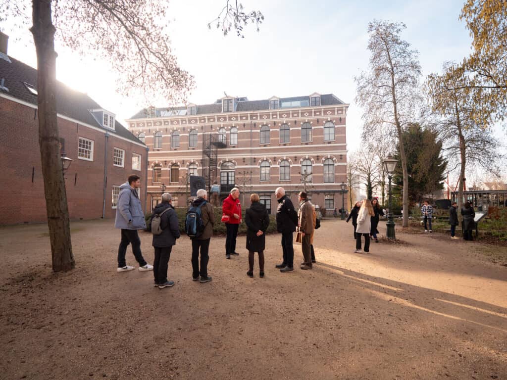 photo-of-people-on-guided-tour-doing-rembrandt-walk-in-Leiden