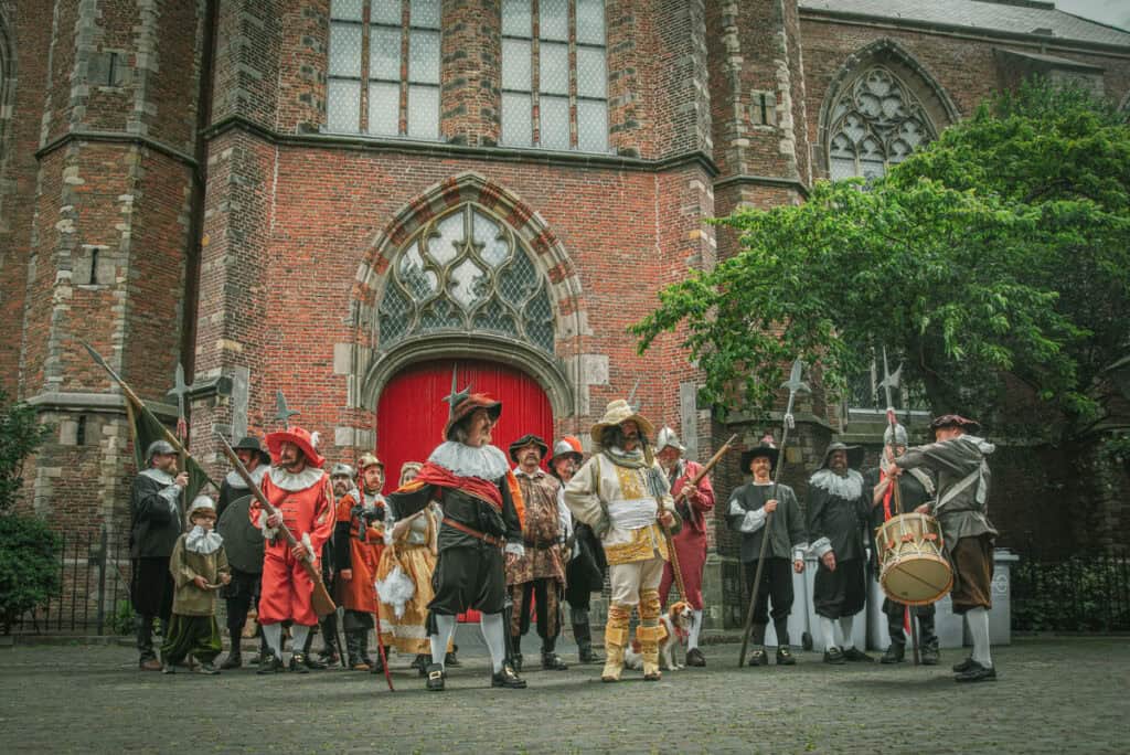 photo-of-Pieterskerk-square-in-Leiden-with-people-dressed-in-historical-clothes-for-rembrandtdagen