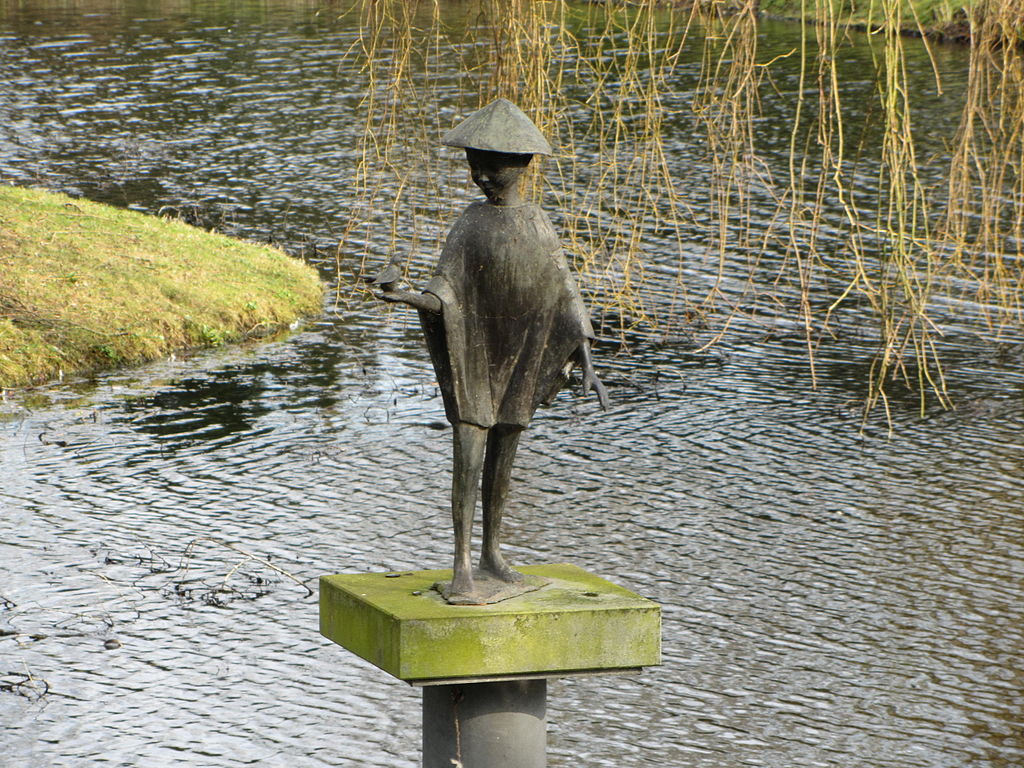Picture-of-Rengerspark-water-surface-with-statue