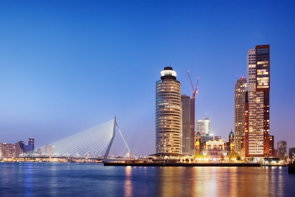 Rotterdam-skyline-in-the-early-evening