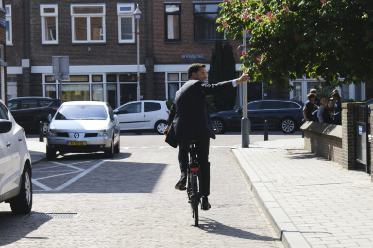 Mark Rutte exposed for deleting text messages every day (for years!)