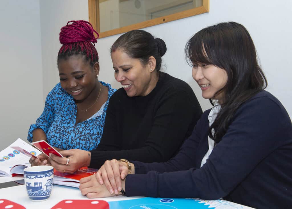 photo-of-students-at-taalthuis-learning-dutch-in-classroom-environment
