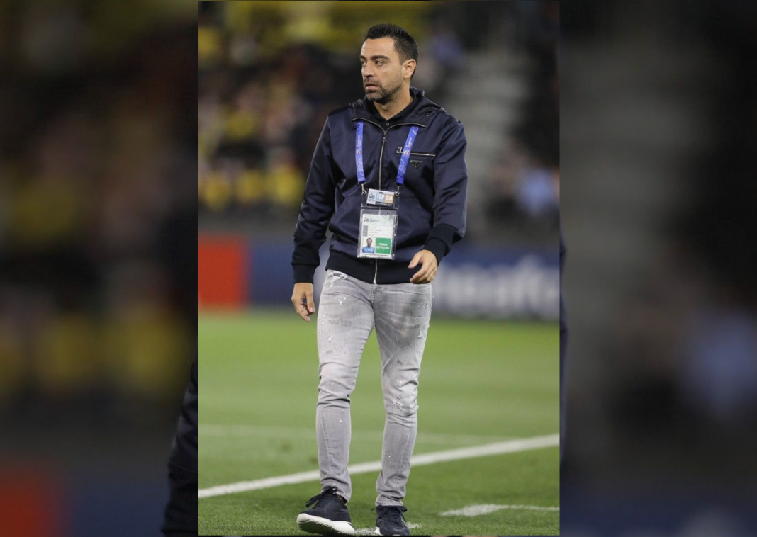 Photo-of-xavi-new-coach-dutch-football-team-walking-on-pitch
