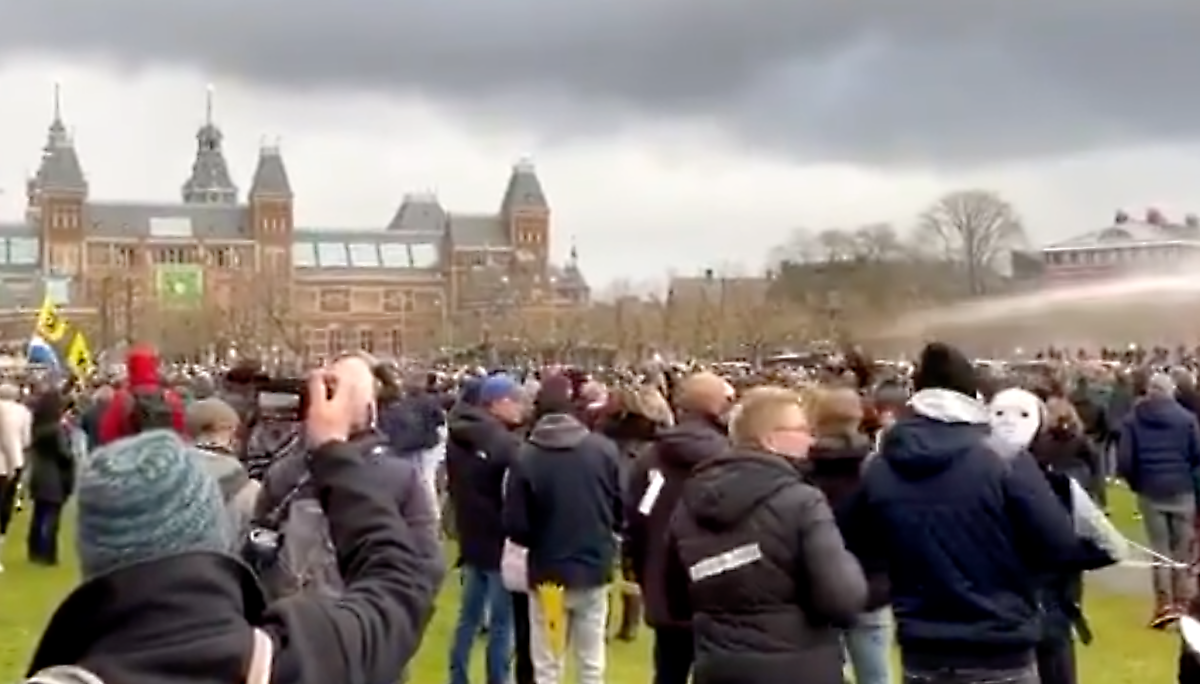 Banned Amsterdam Protests Attracts 2000 Police Arrest 143 Use Water Cannons And Dogs Dutchreview