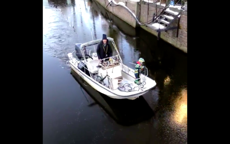 Ice skating fans outraged as skipper breaks ice on Amsterdam canal