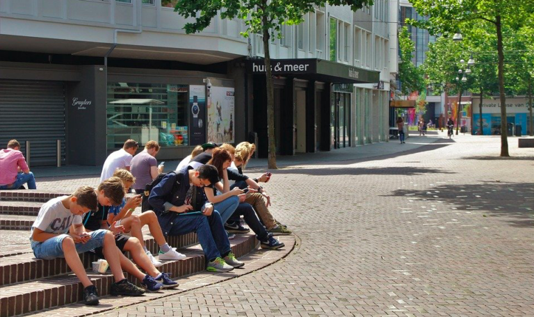 The Dutch government is neglecting victims of child sex abuse on social media