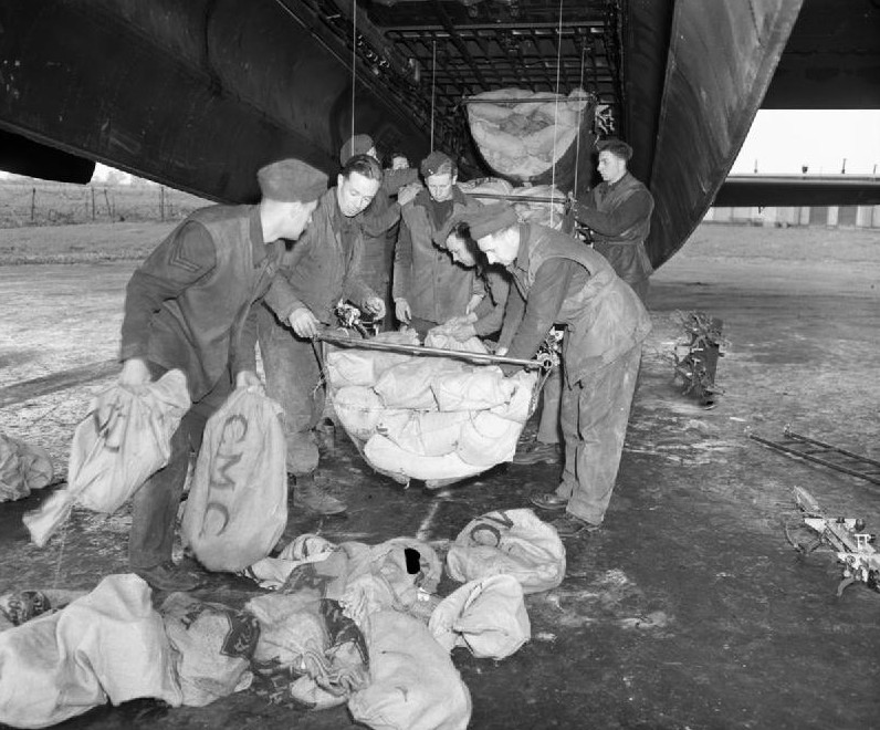 Royal-airforce-plane-being-loaded-up-with-food-during-the-dutch-hunger winter