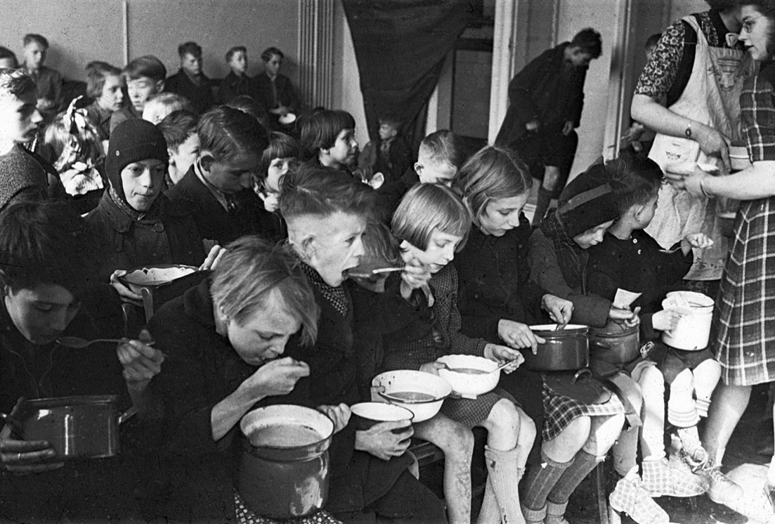 children-eating-soup-during-the-dutch-hunger winter
