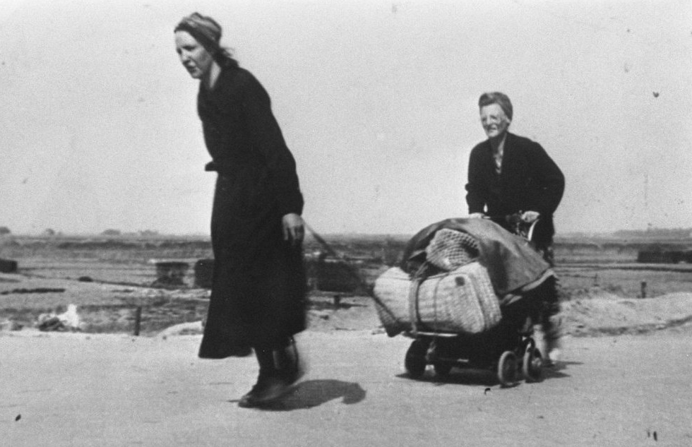 women-dragging-food-along--during-the-dutch-hunger winter