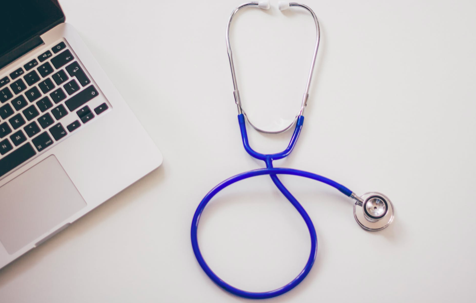 photo-of-stethoscope-for-doctors-and-nurses-on-table