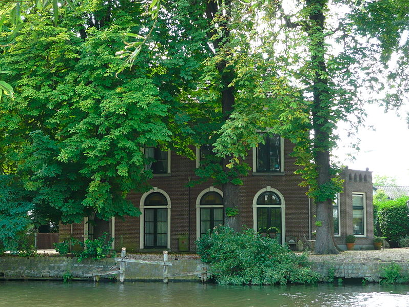 House-behind-trees-and-river-in-the-Netherlands