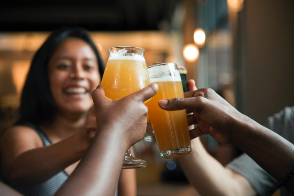 Friends-clinking-beer-glasses-in-a-Dutch-bar