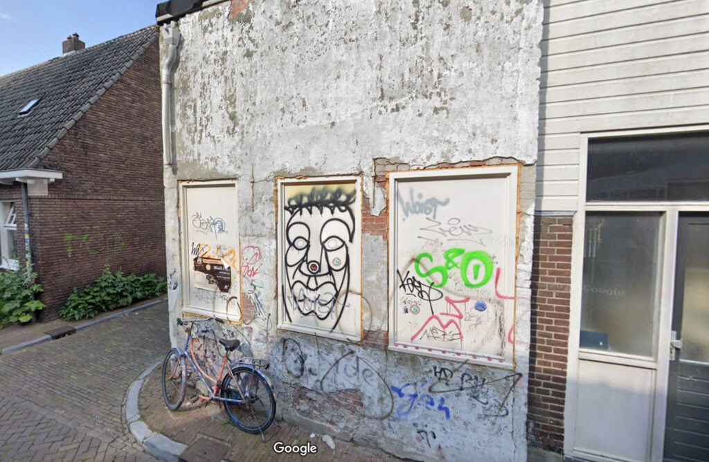 Screenshot-of-windows-on-old-small-home-in-groningen-from-google-maps