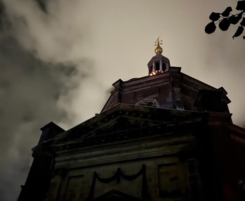 Photo-of-church-in-dark-in-Leiden-during-seeing-stars-Studio-Roosegaarde-project