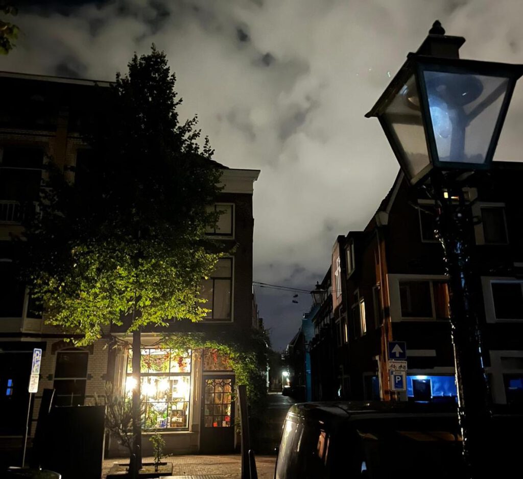 Photo-of-streetlamp-wth-lights-out-and-shop-window-with-lights-on-Leiden-seeing-stars-initiative 