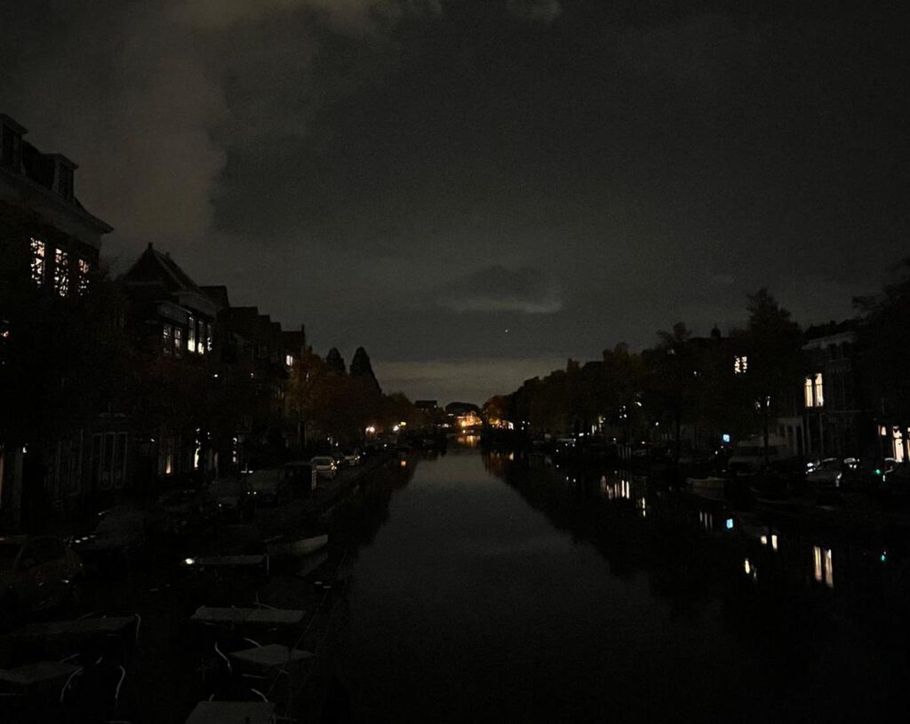 Photo-of-Leiden-canal-during-studio-Roosegaardes-Seeing-Stars-project