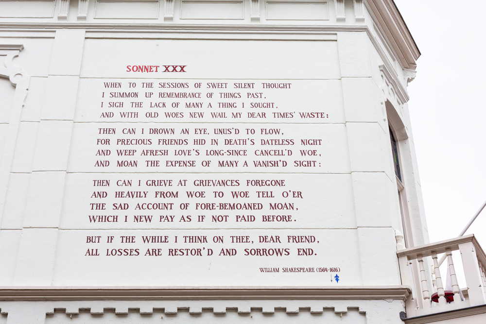 Photo-of-Shakespear-poem-on-white-house-wall-in-leiden