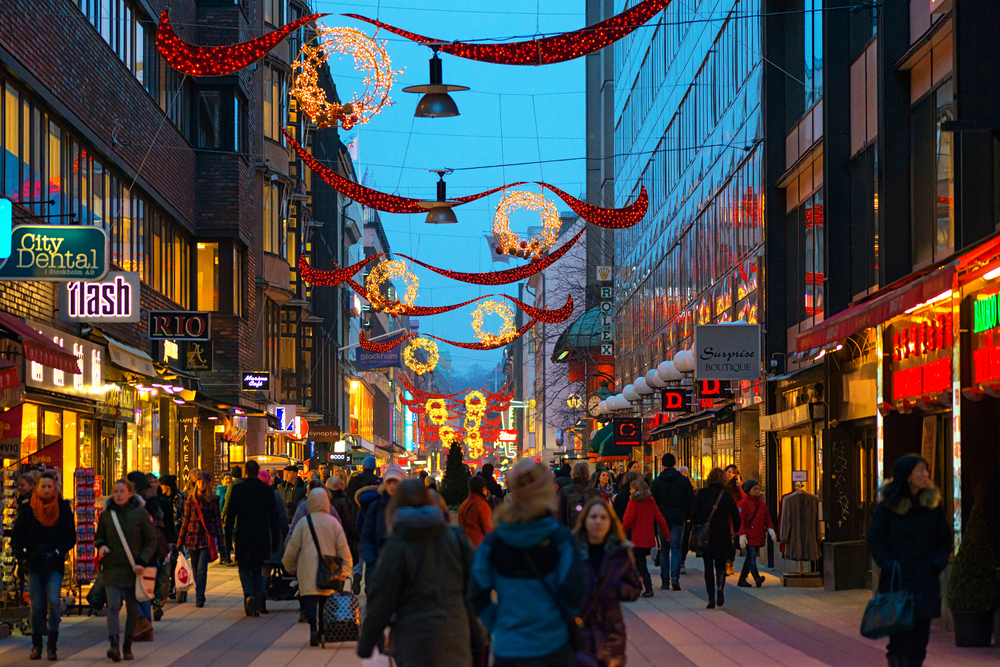 people-shopping-at-christmas-time-in-amsterdam