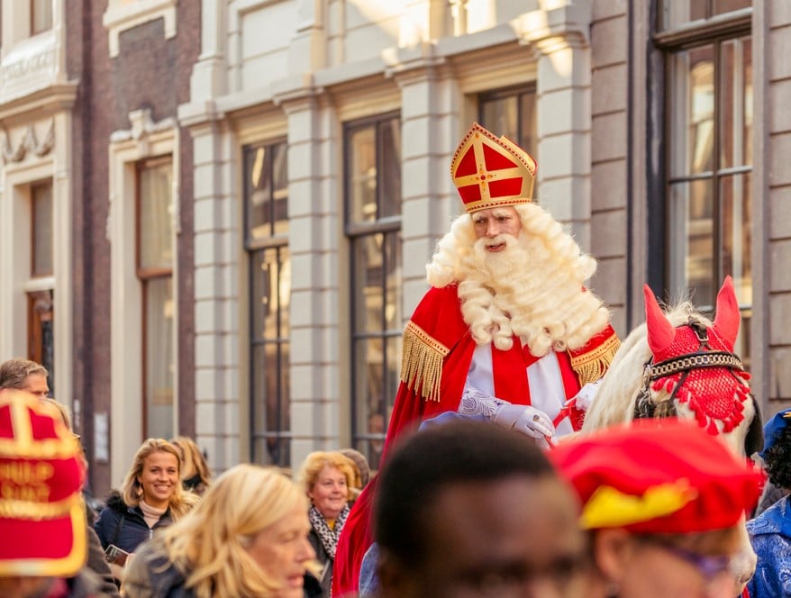 picture-of-arrival-of-sinterklaas-on-back-of-a-horse-among-a-crowd-netherlands-during-winter-holidays-in-the-Netherlands