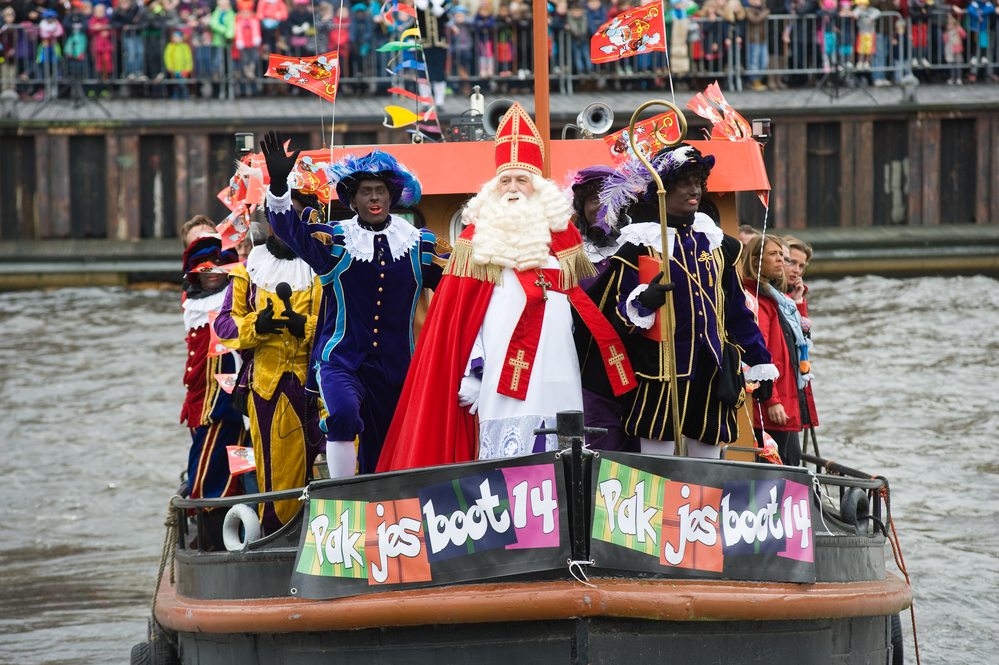 sinterklaas-arrives-to-the-netherlands-by-boat