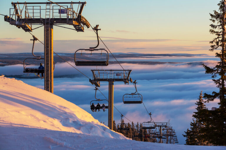 Mysterious illness sends 450 students on ski holiday home to Utrecht