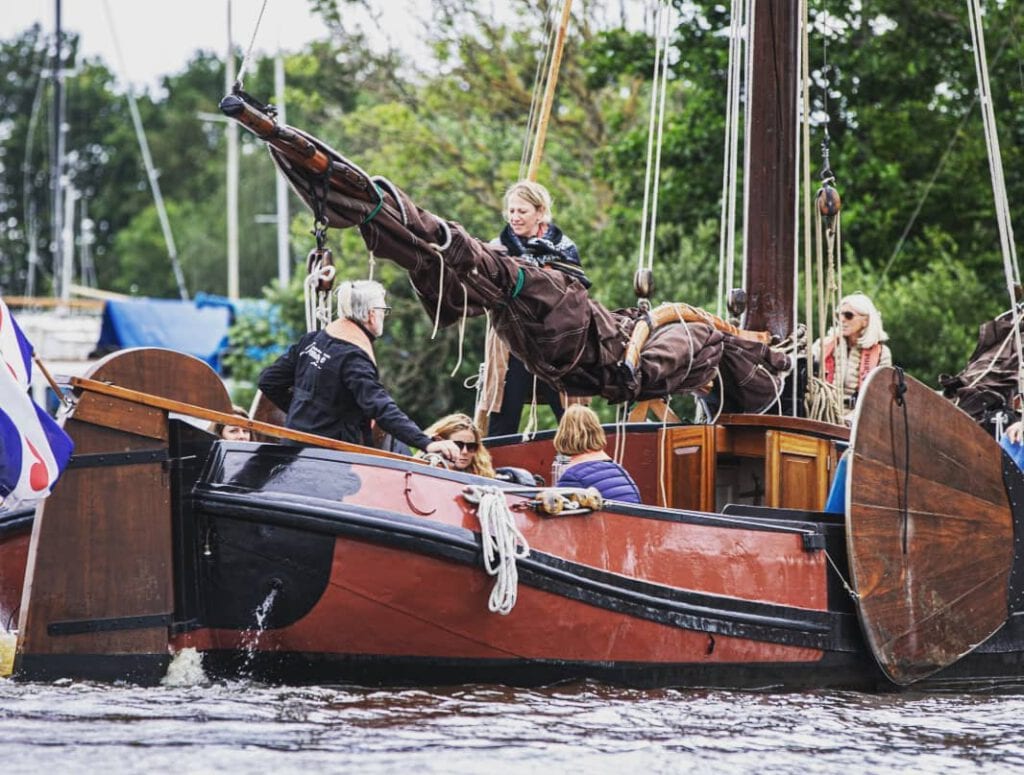 photo-dutch-Skûtsjesilen-team-preparing-to-sail-friesland