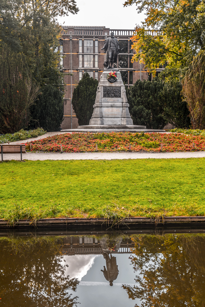 Photo-of-statue-in-van-der-werf-park-leiden