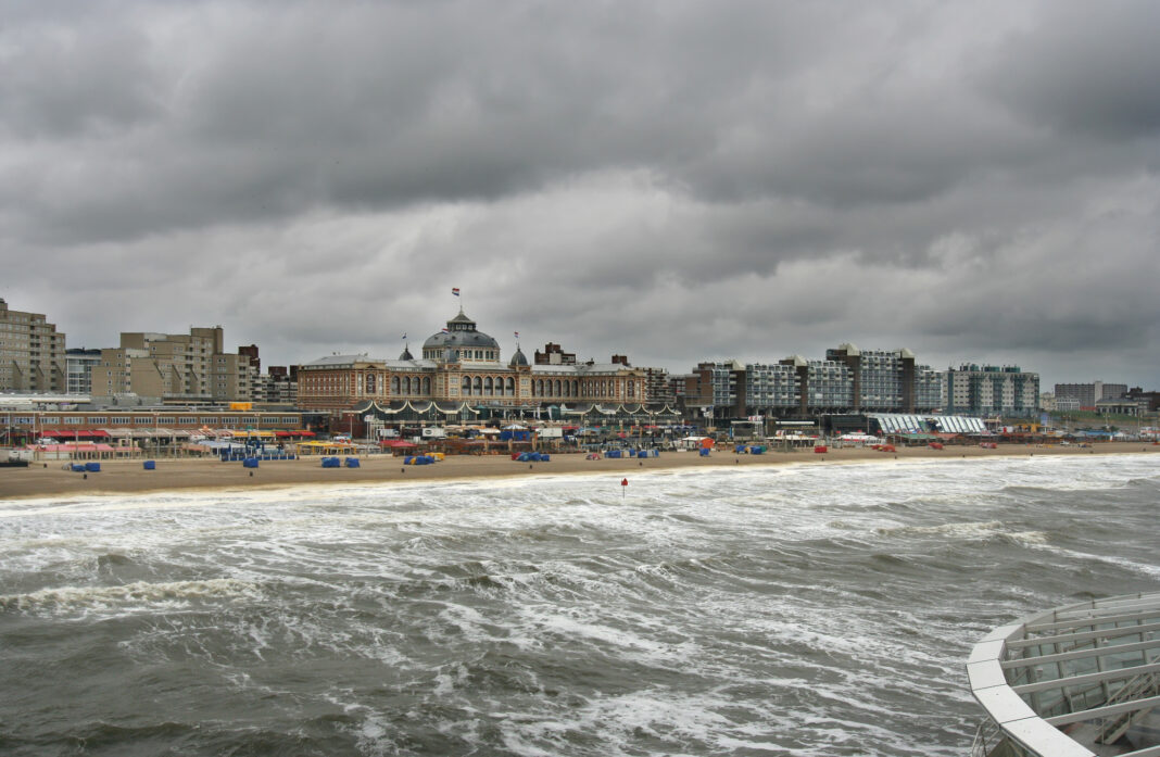 Hotel-Kurhaus-on-Scheveningen-beach-in-stormy-weather