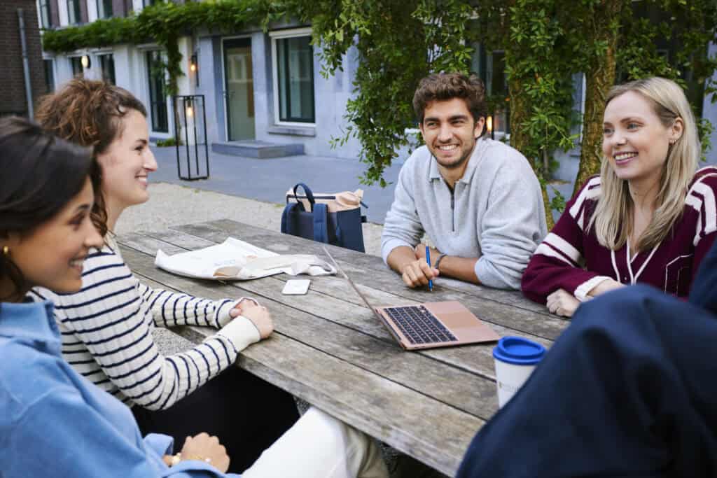 Students-of-nyenrode-impact-mba-sitting-outside-talking