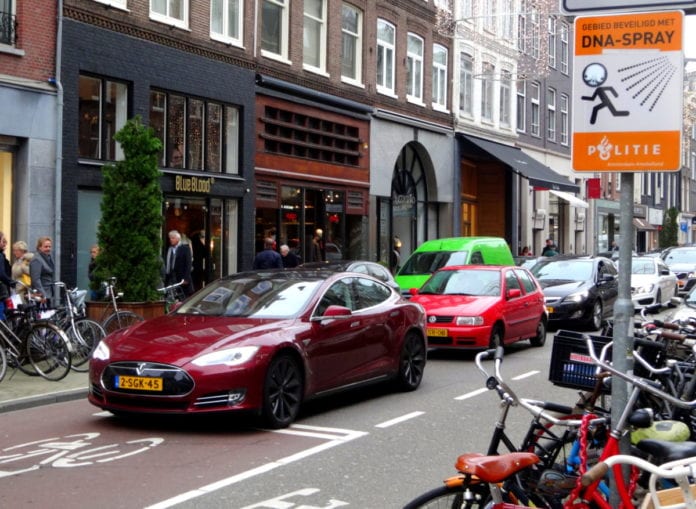 self-driving, Parking in Amsterdam, Overcrowding in major cities