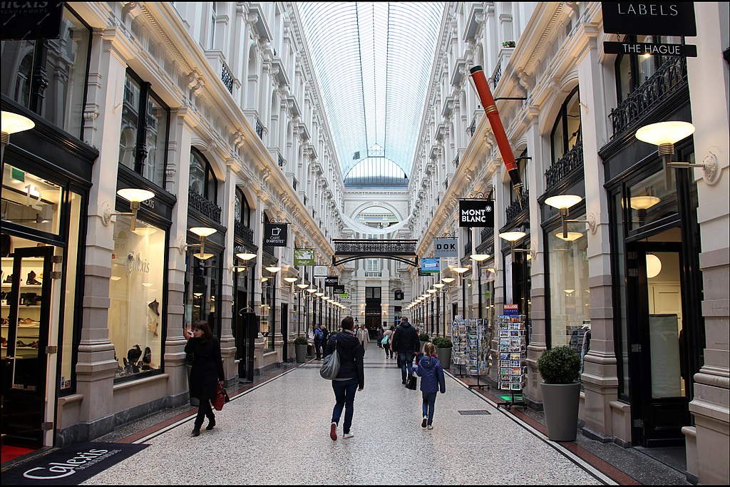 People-walking-through-shopping-arcade-de-Passage-in-The-Hague
