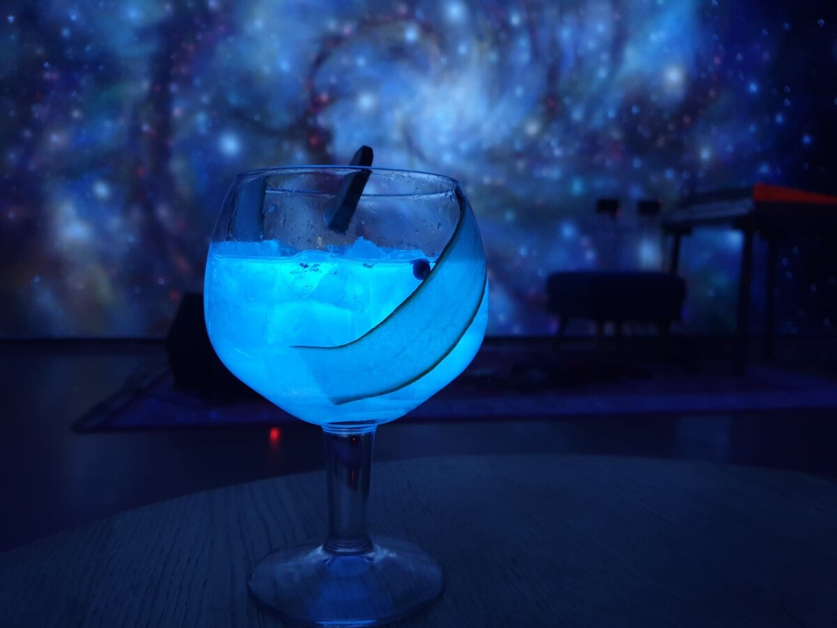 ClinkNOORD-Hostel-glow-in-the-dark-cocktail