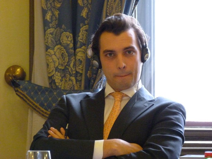 Dutch-politician-Thierry-baudet-wearing-a-headset-while-in-a-meeting